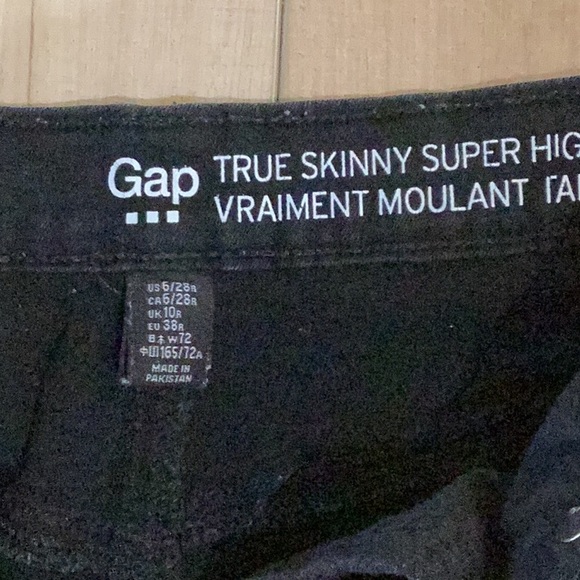 GAP black cut off shorts - Picture 2 of 4